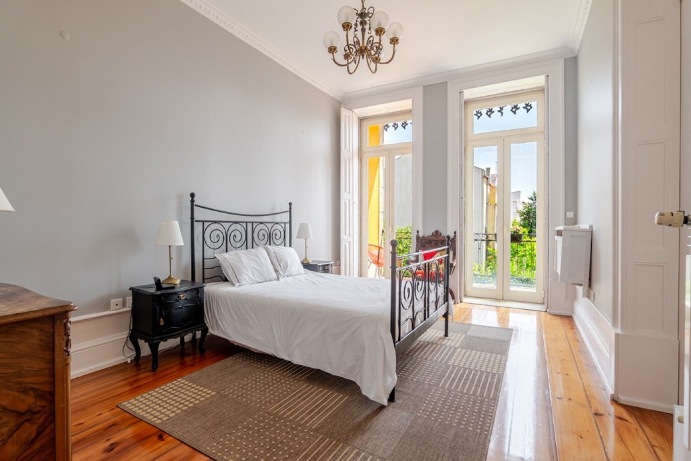 Newly renovated 5-bedroom villa with garden for sale in Porto, Portugal_368247