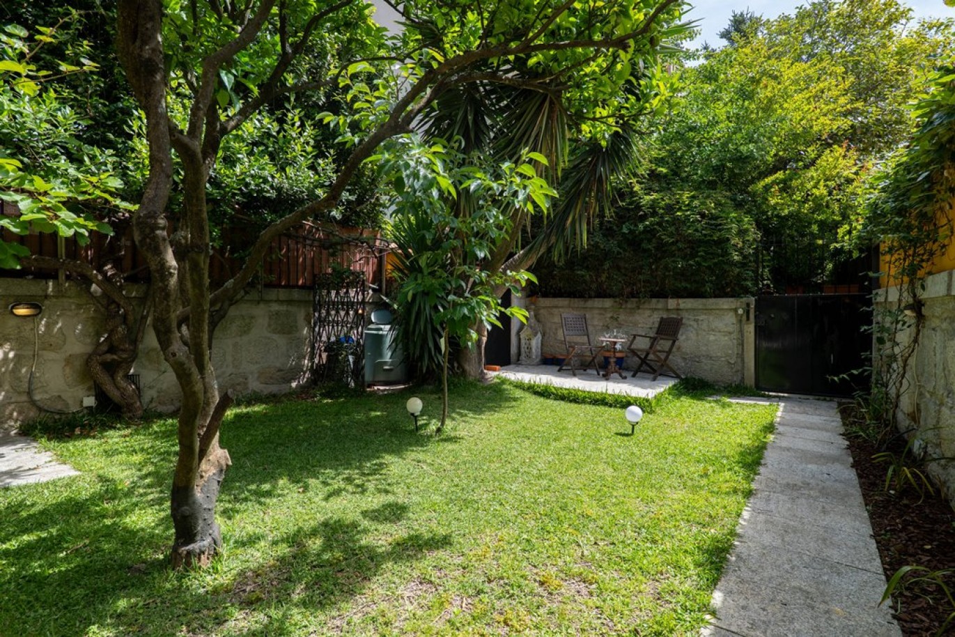 Newly renovated 5-bedroom villa with garden for sale in Porto, Portugal_368265