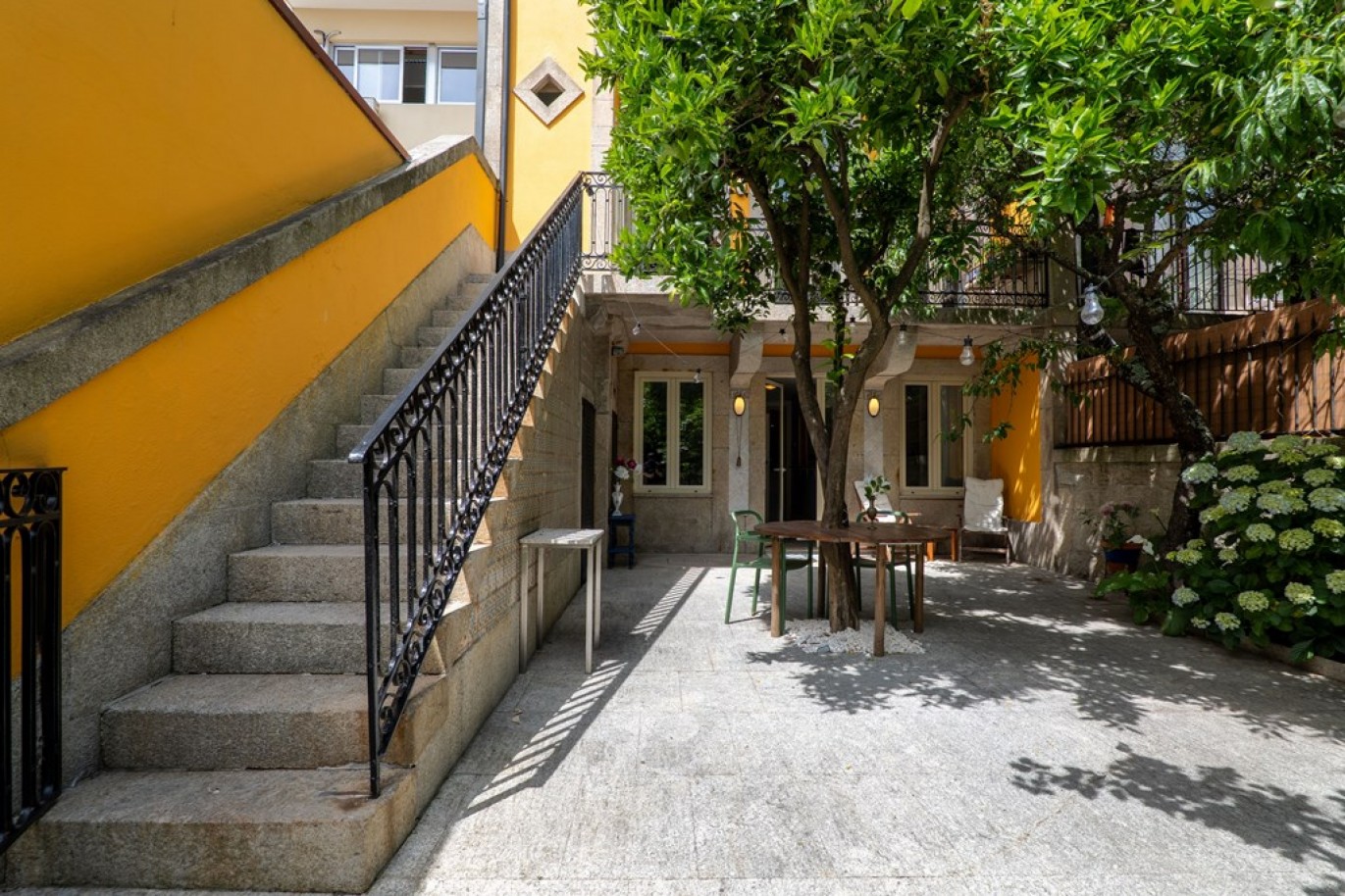 Newly renovated 5-bedroom villa with garden for sale in Porto, Portugal_368273