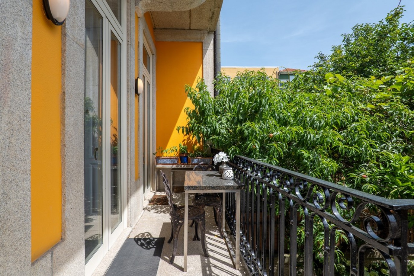 Newly renovated 5-bedroom villa with garden for sale in Porto, Portugal_368275