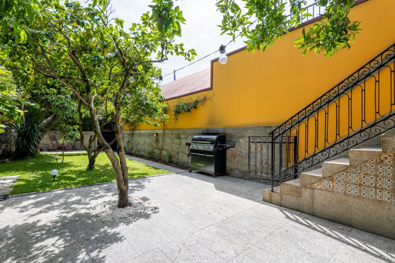 Newly renovated 5-bedroom villa with garden for sale in Porto, Portugal_368276
