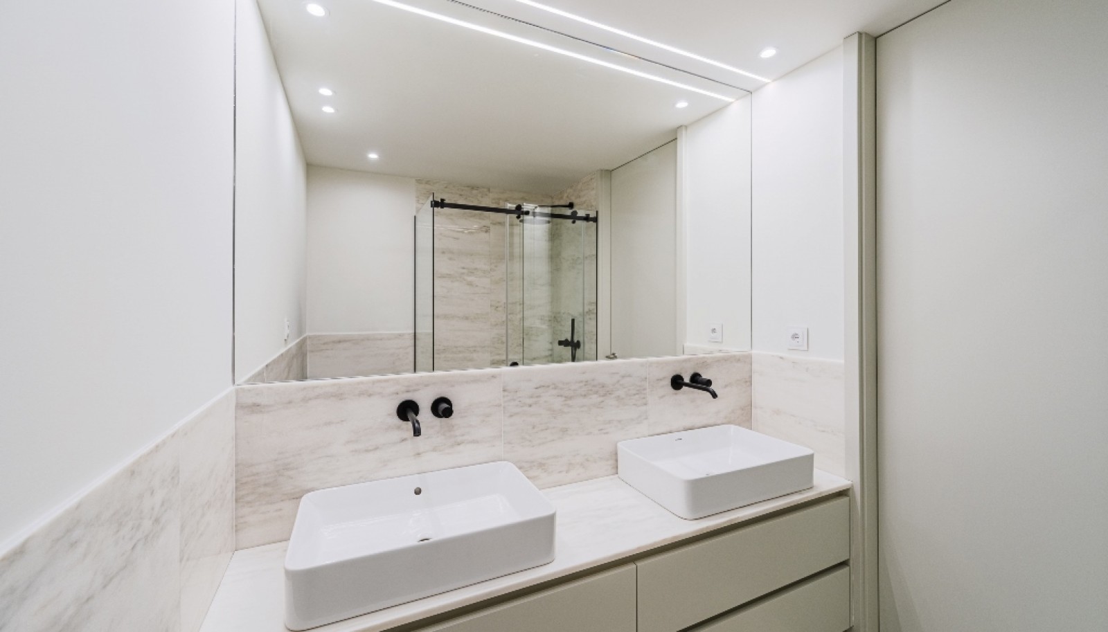 Encantador piso de 3 dormitorios con balcón en venta en Oporto, Portugal_368935