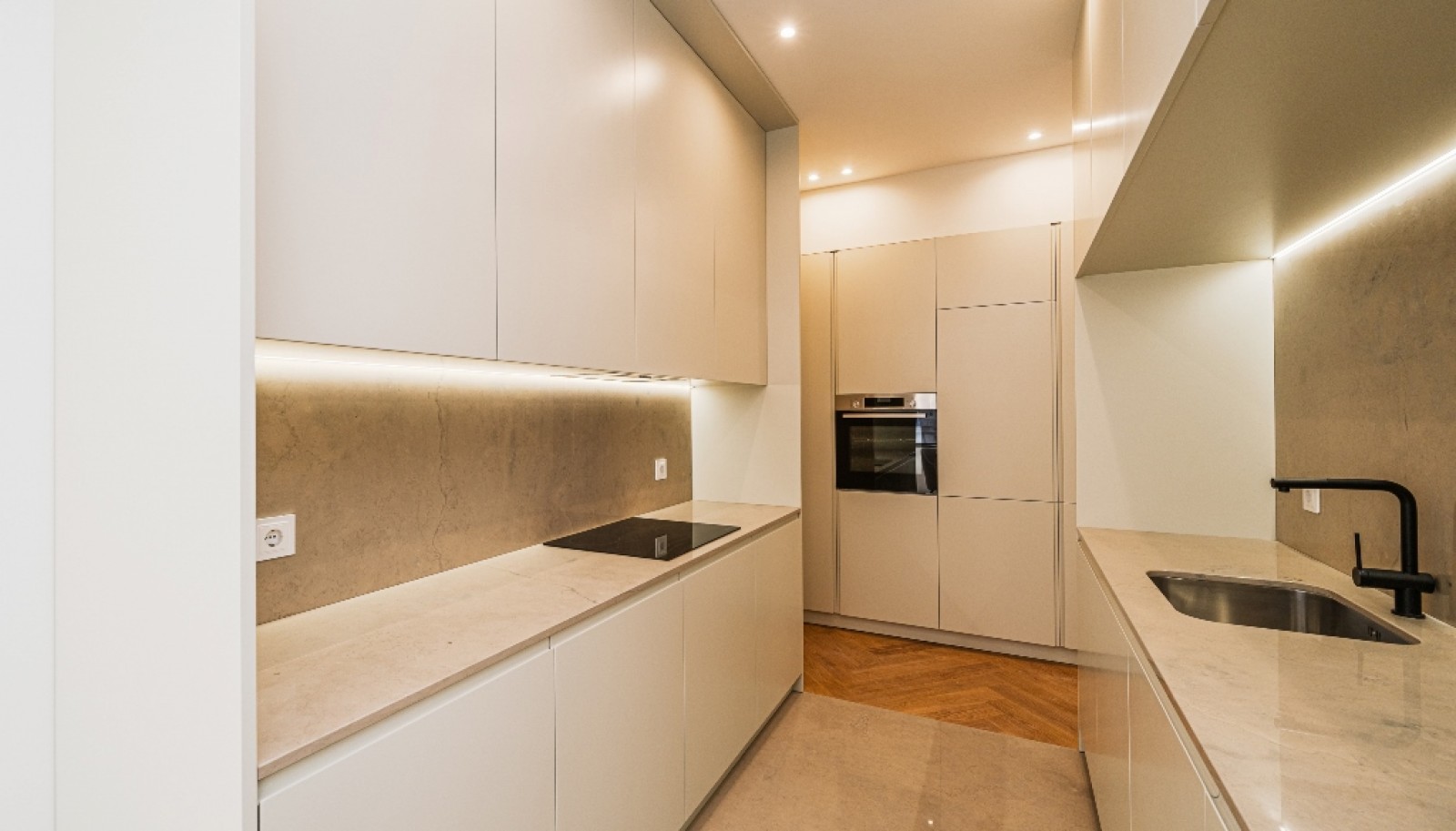 Encantador piso de 3 dormitorios con balcón en venta en Oporto, Portugal_369058
