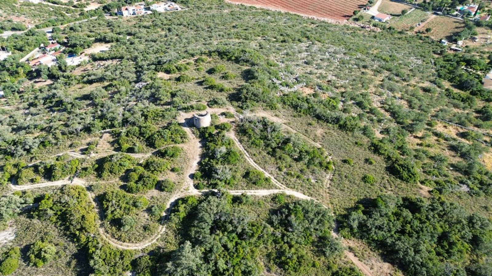 Amplo terreno com vista mar, à venda em Santa Bárbara de Nexe, Algarve_369134