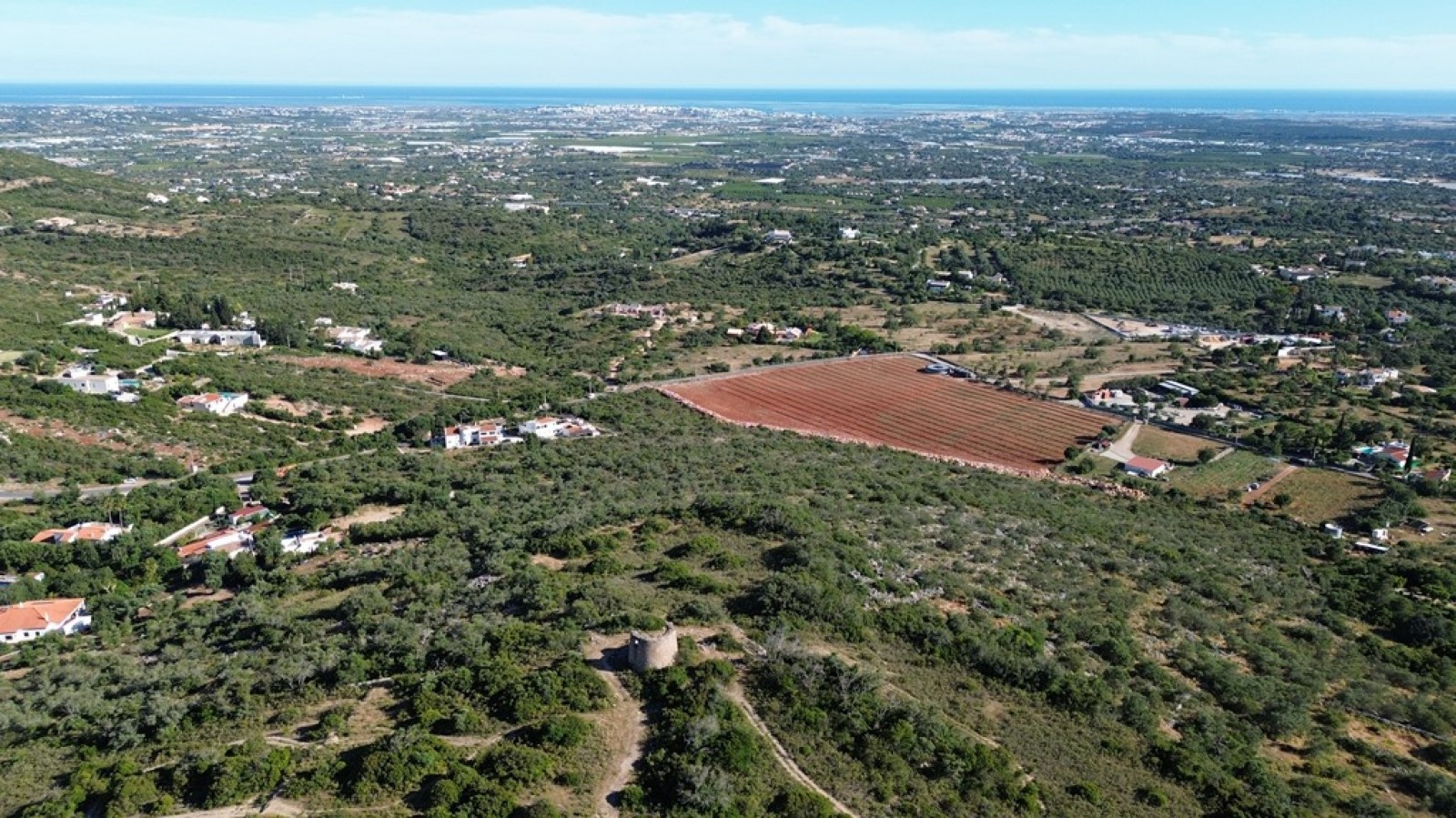Amplo terreno com vista mar, à venda em Santa Bárbara de Nexe, Algarve_369135