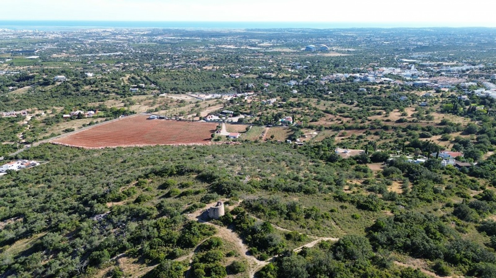Amplo terreno com vista mar, à venda em Santa Bárbara de Nexe, Algarve_369136