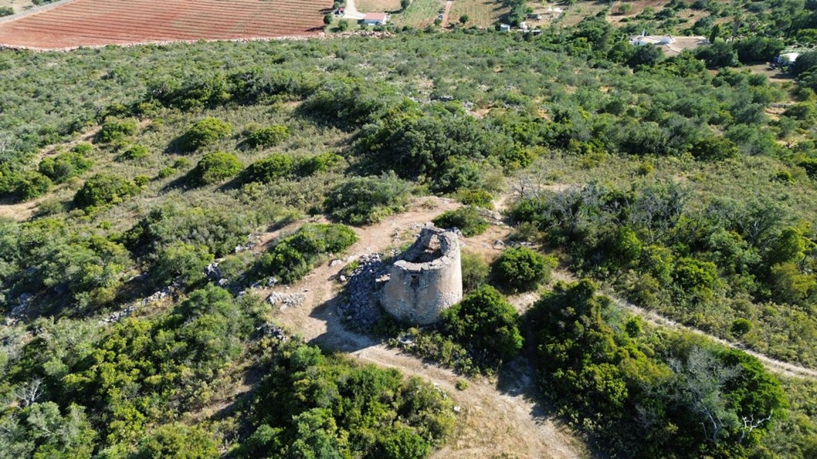 Amplo terreno com vista mar, à venda em Santa Bárbara de Nexe, Algarve_369137