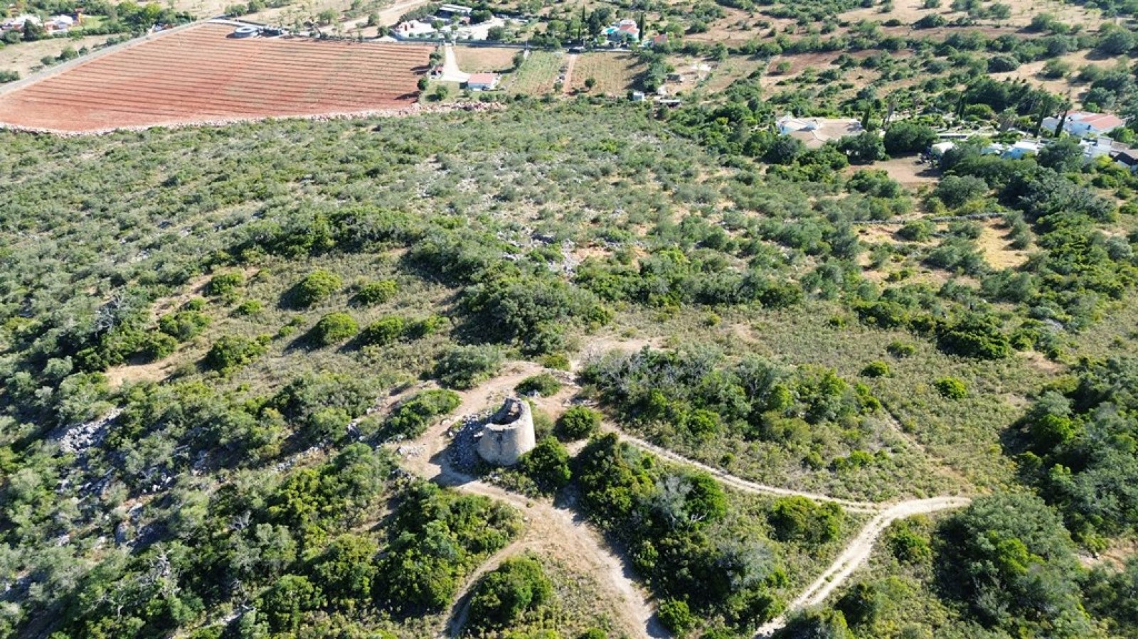 Amplo terreno com vista mar, à venda em Santa Bárbara de Nexe, Algarve_369138