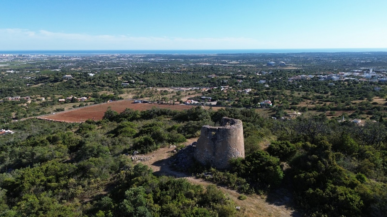 Amplo terreno com vista mar, à venda em Santa Bárbara de Nexe, Algarve_369139