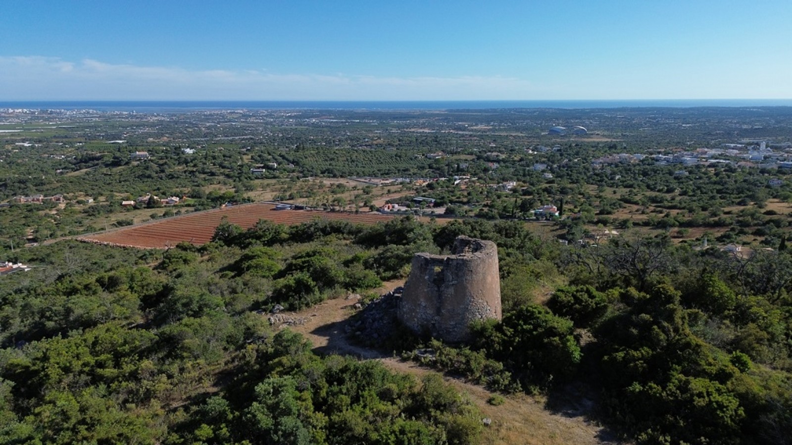 Amplo terreno com vista mar, à venda em Santa Bárbara de Nexe, Algarve_369140