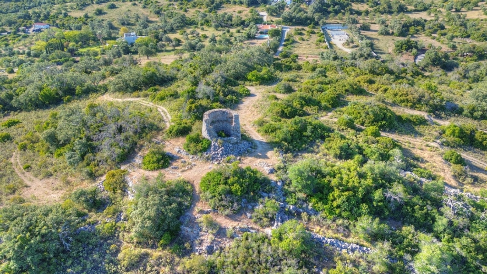 Amplo terreno com vista mar, à venda em Santa Bárbara de Nexe, Algarve_369141