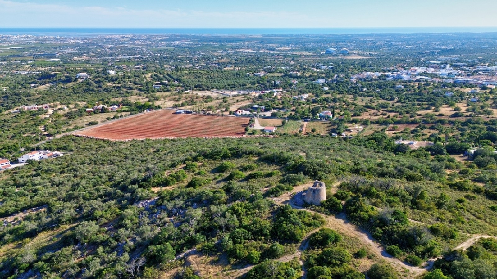Amplo terreno com vista mar, à venda em Santa Bárbara de Nexe, Algarve_369142