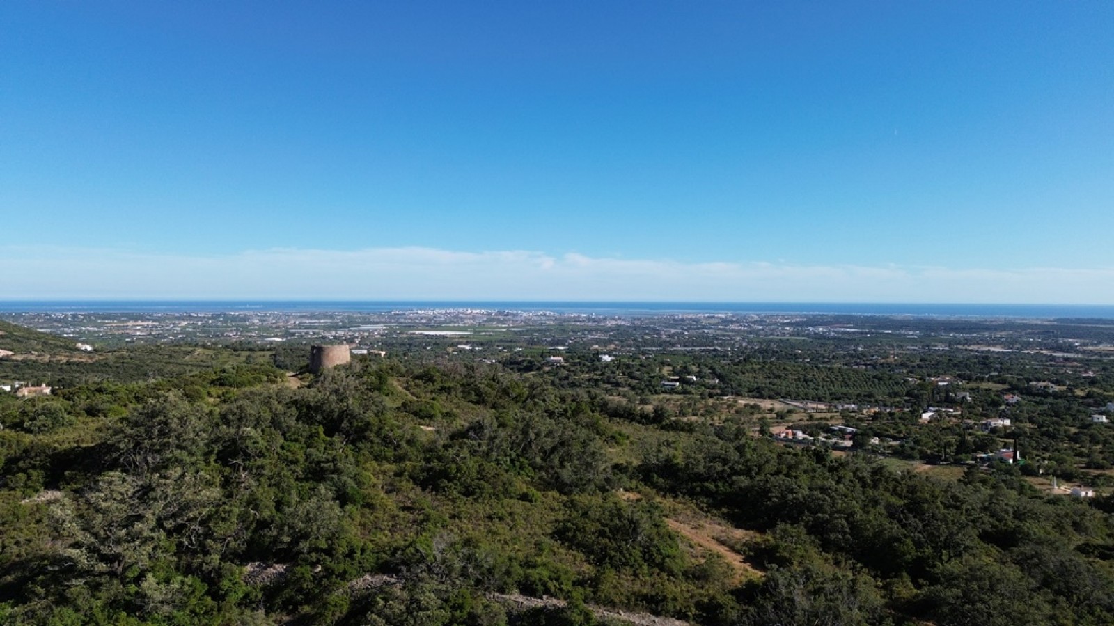 Amplo terreno com vista mar, à venda em Santa Bárbara de Nexe, Algarve_369143