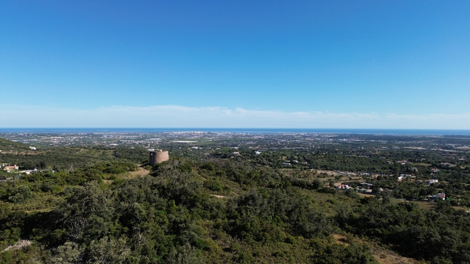 Amplo terreno com vista mar, à venda em Santa Bárbara de Nexe, Algarve_369144