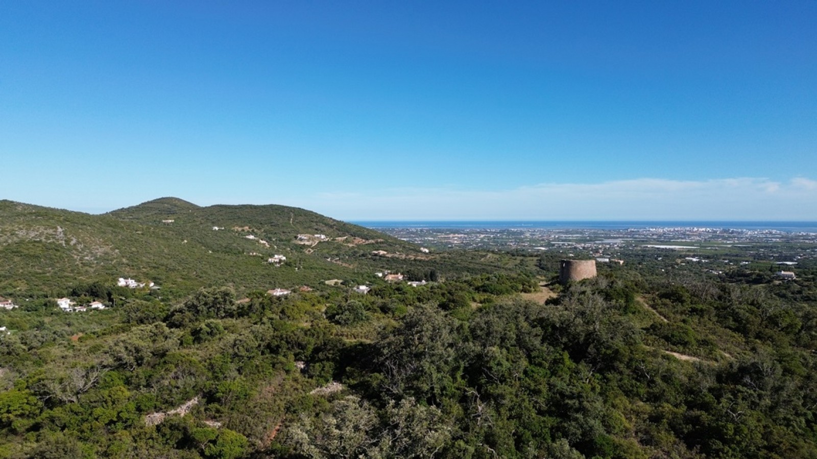 Amplo terreno com vista mar, à venda em Santa Bárbara de Nexe, Algarve_369145