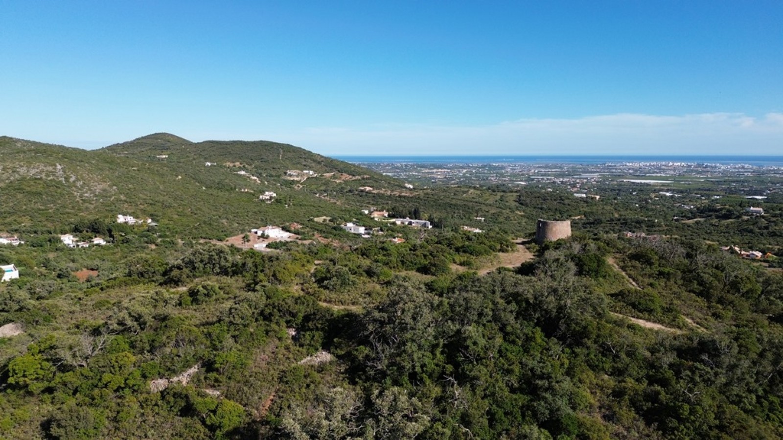 Amplo terreno com vista mar, à venda em Santa Bárbara de Nexe, Algarve_369146