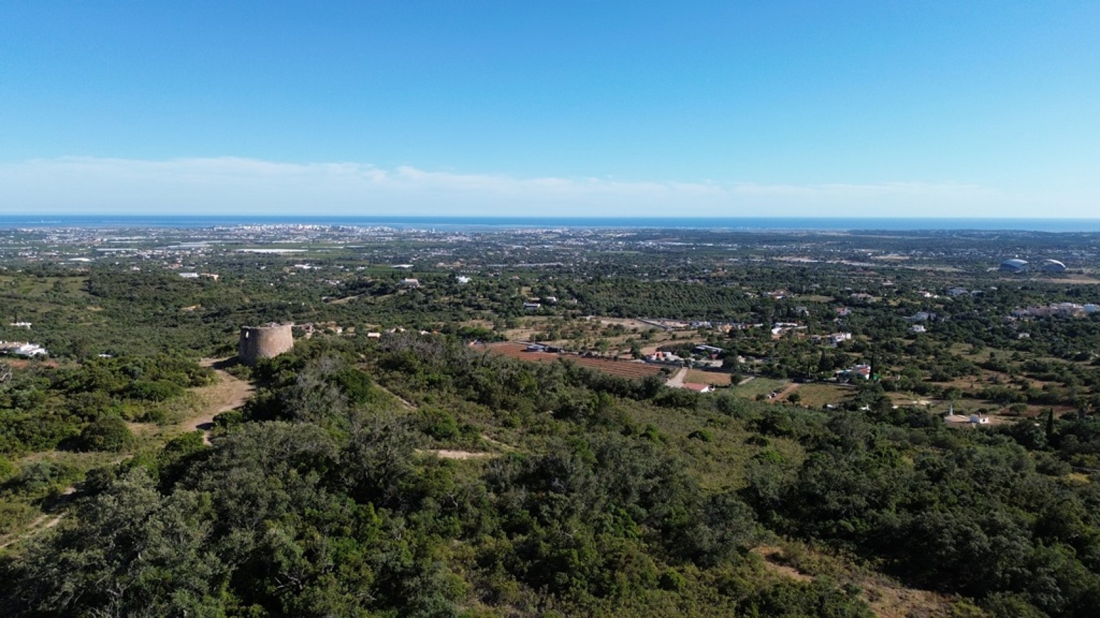 Amplo terreno com vista mar, à venda em Santa Bárbara de Nexe, Algarve_369147
