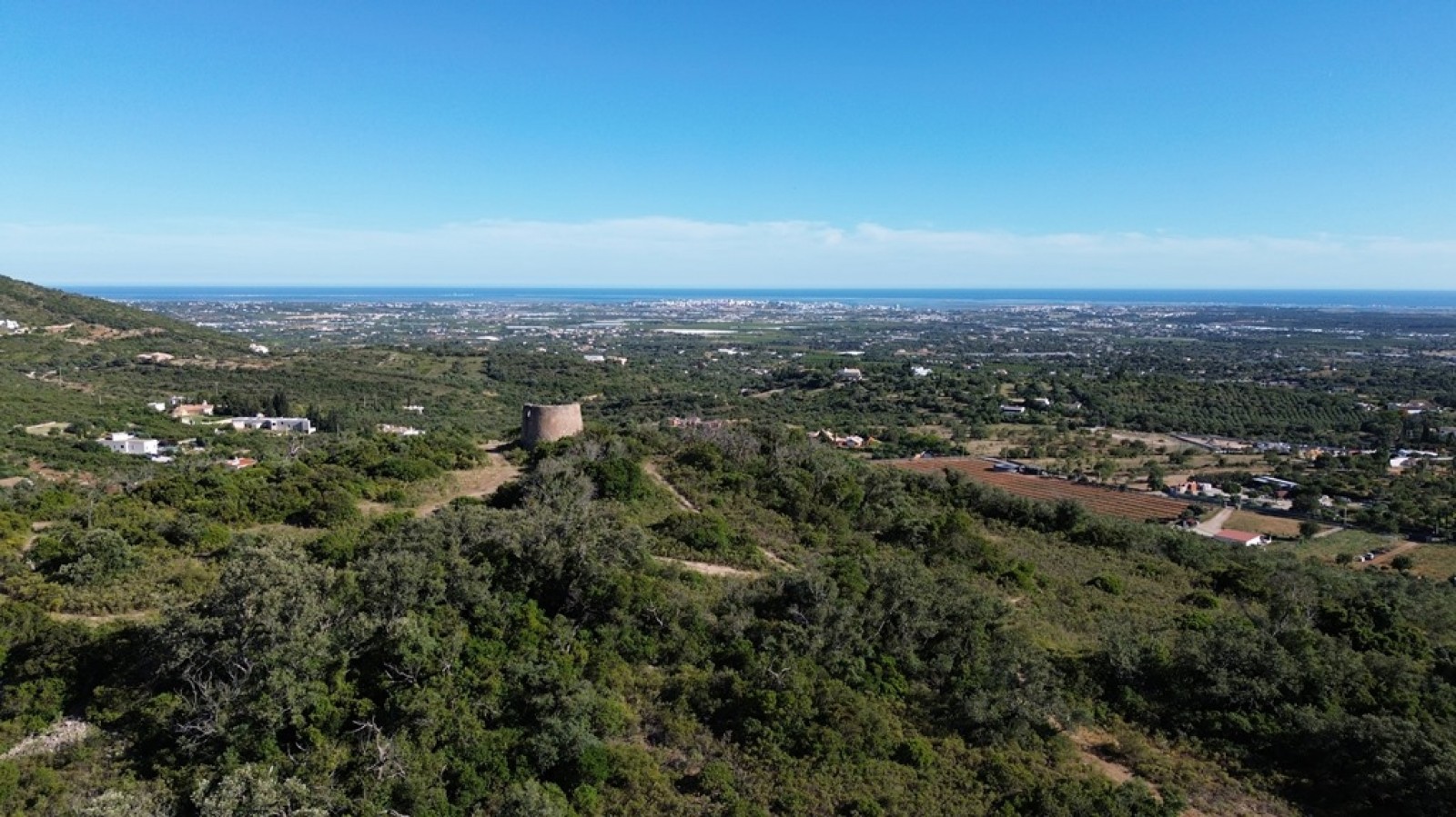 Amplo terreno com vista mar, à venda em Santa Bárbara de Nexe, Algarve_369148