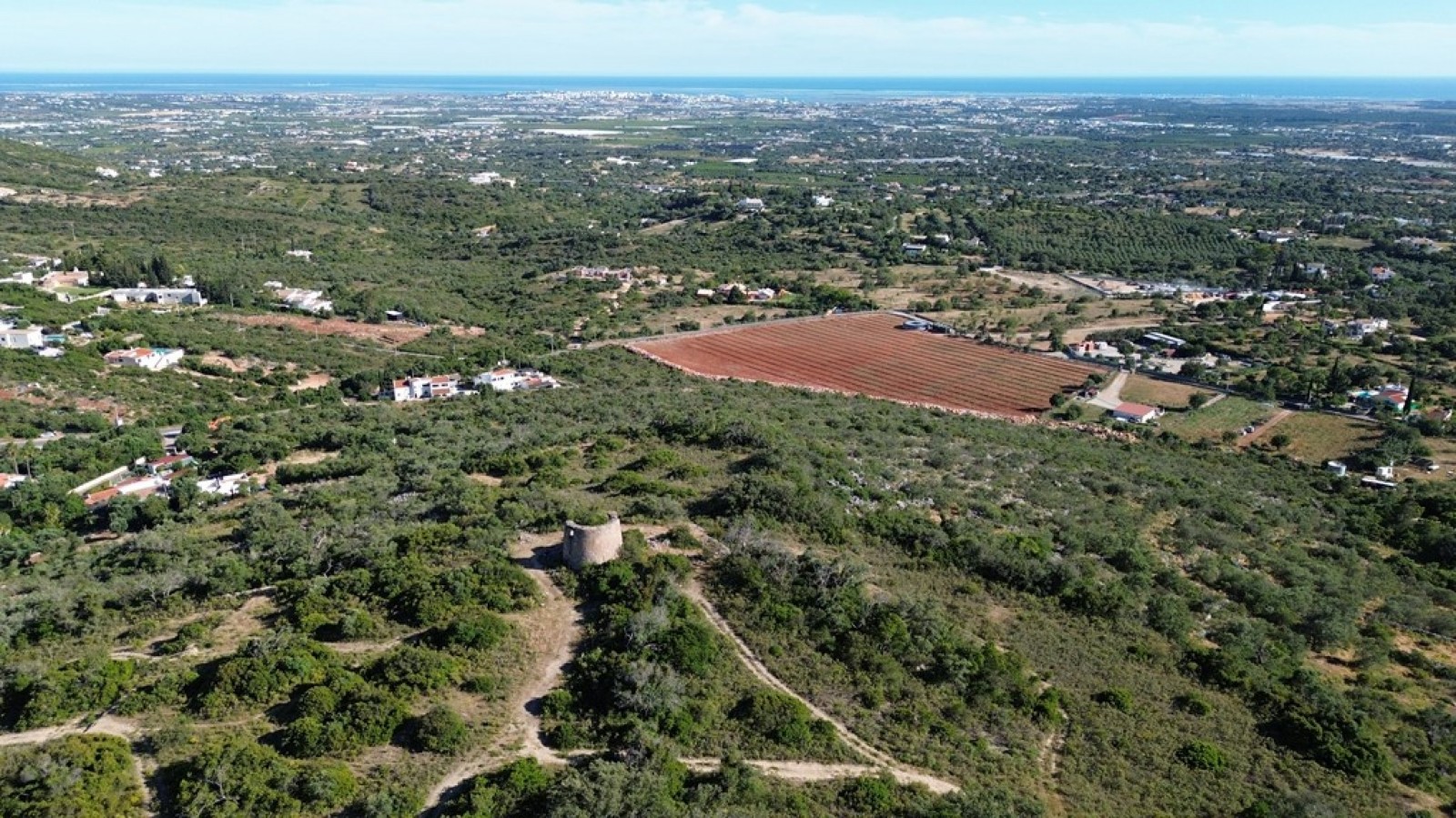 Amplo terreno com vista mar, à venda em Santa Bárbara de Nexe, Algarve_369149