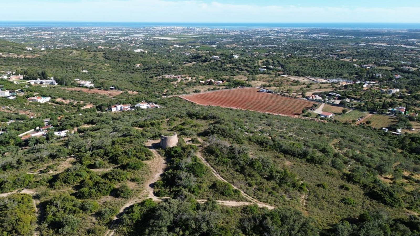 Amplo terreno com vista mar, à venda em Santa Bárbara de Nexe, Algarve_369150