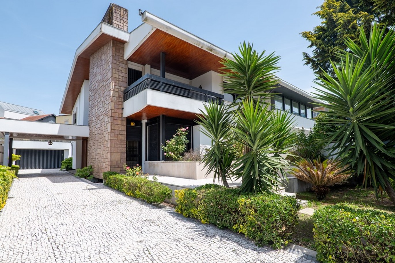 3+1 bedroom villa with garden for sale in Boavista, Porto, Portugal_369243