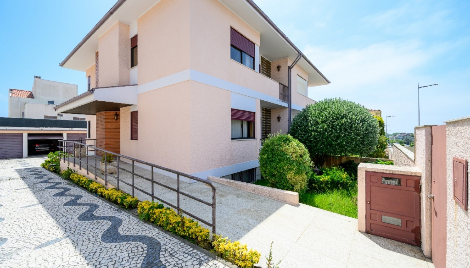 Five bedroom villa with garden for sale in Canidelo, Gaia, Portugal_369564