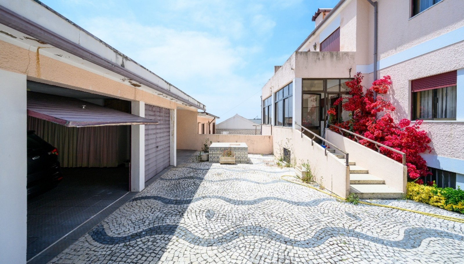 Five bedroom villa with garden for sale in Canidelo, Gaia, Portugal_369567
