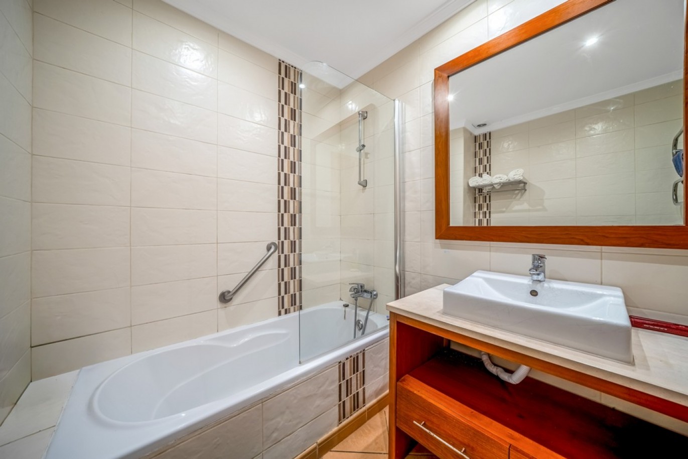 Apartamento T2 com piscina e garagem à venda em Lagos, Algarve_370110