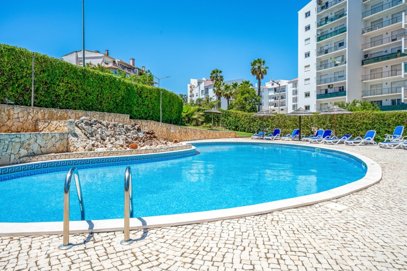 Apartamento T2 com piscina e garagem à venda em Lagos, Algarve_370125