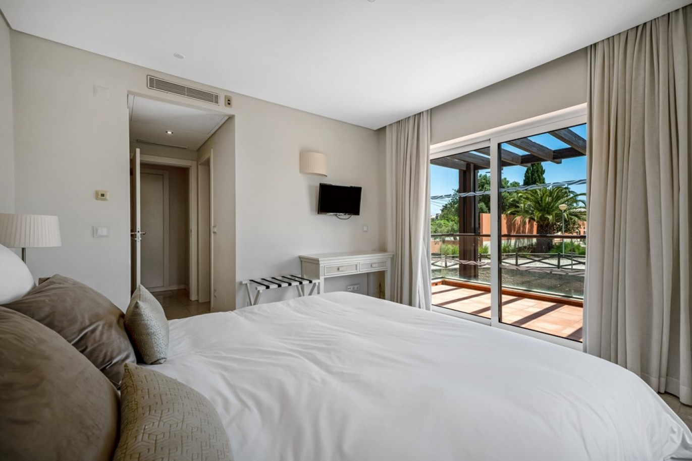 Fantastic Apartment in a tourist resort, for sale in Algarve, Portugal_370155