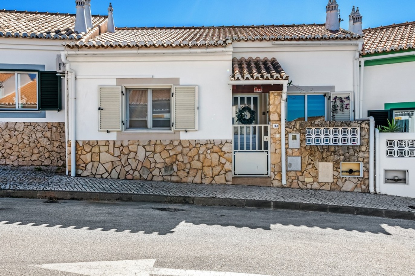 Moradia V2 em banda com pátio para venda na Luz, Algarve_370408