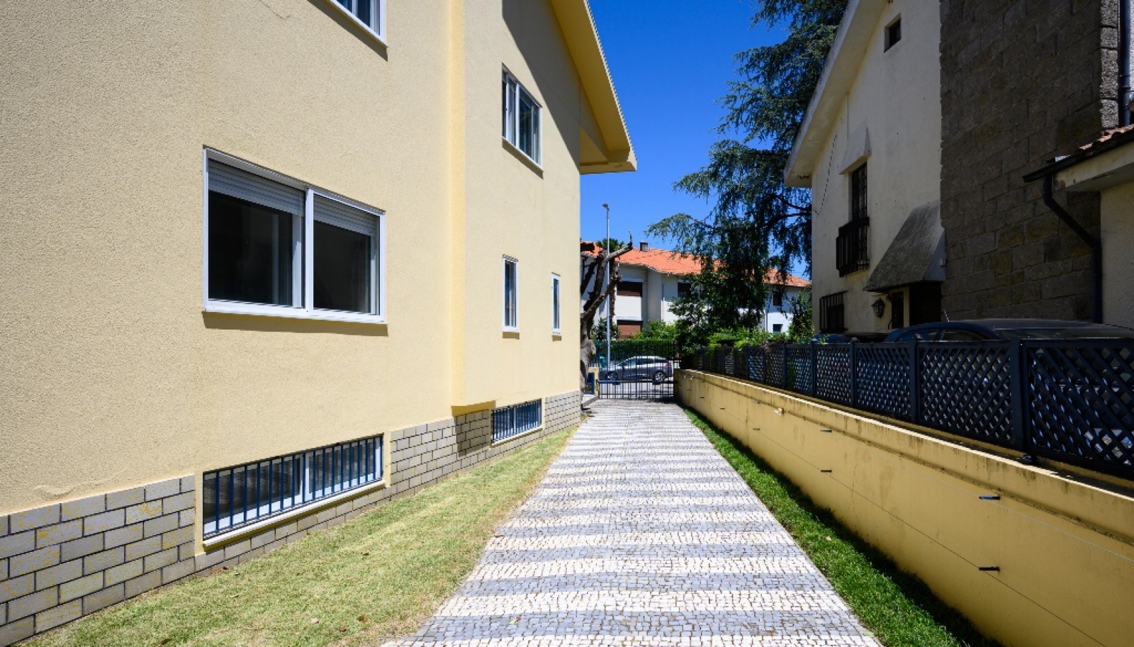Moradia V5 renovada com jardim à venda em Monte dos Burgos, Matosinhos_371346
