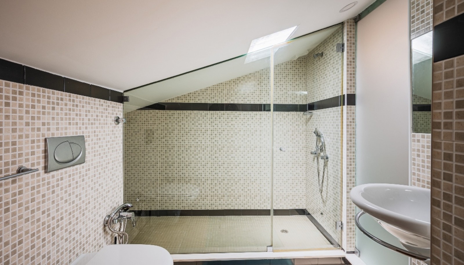 Moradia V5 renovada com jardim em Monte dos Burgos, Matosinhos, Portugal_371352