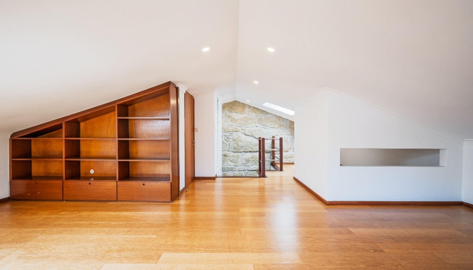 Moradia V5 renovada com jardim em Monte dos Burgos, Matosinhos, Portugal_371353