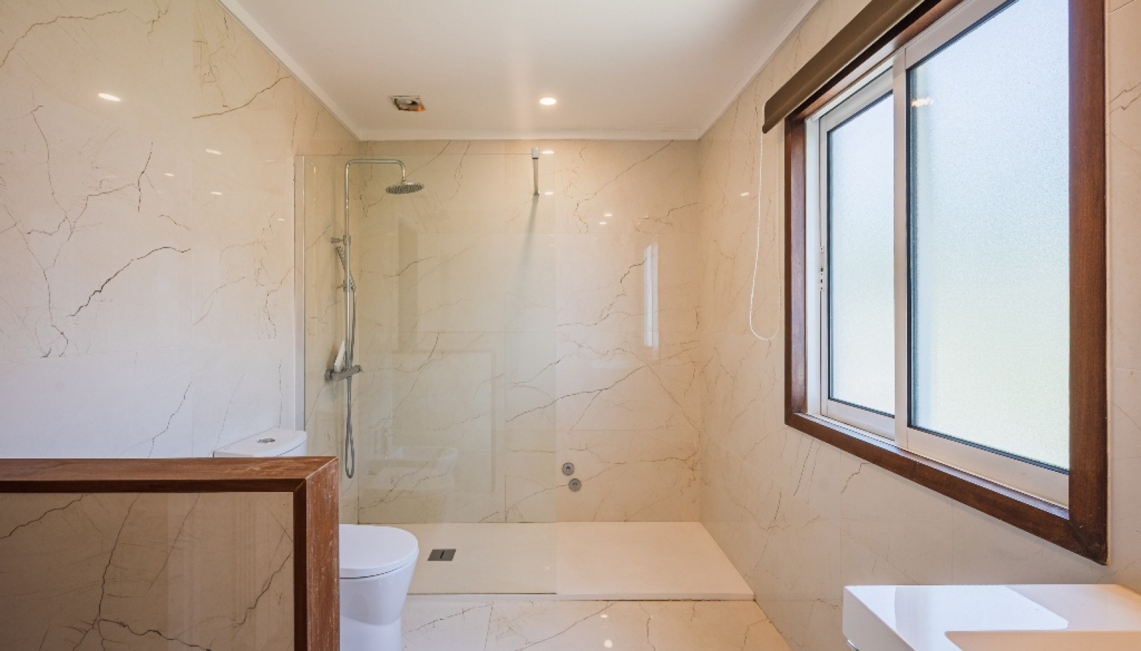 Moradia V5 renovada com jardim em Monte dos Burgos, Matosinhos, Portugal_371357