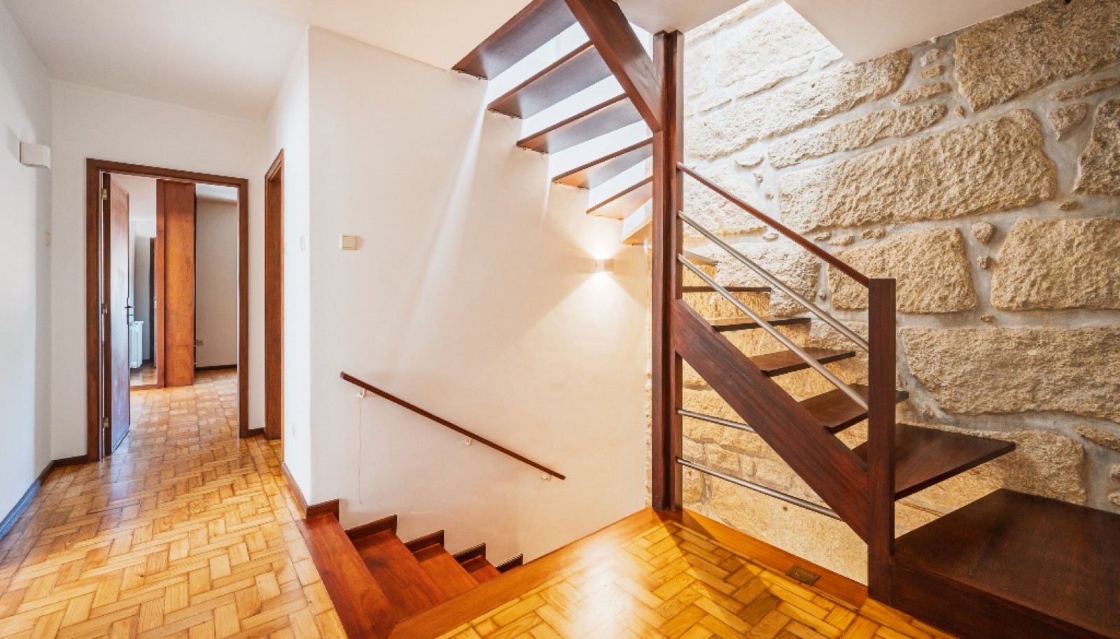 Moradia V5 renovada com jardim em Monte dos Burgos, Matosinhos, Portugal_371364