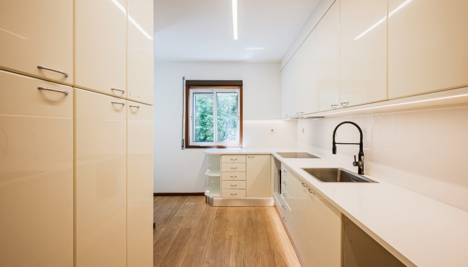 Moradia V5 renovada com jardim em Monte dos Burgos, Matosinhos, Portugal_371377