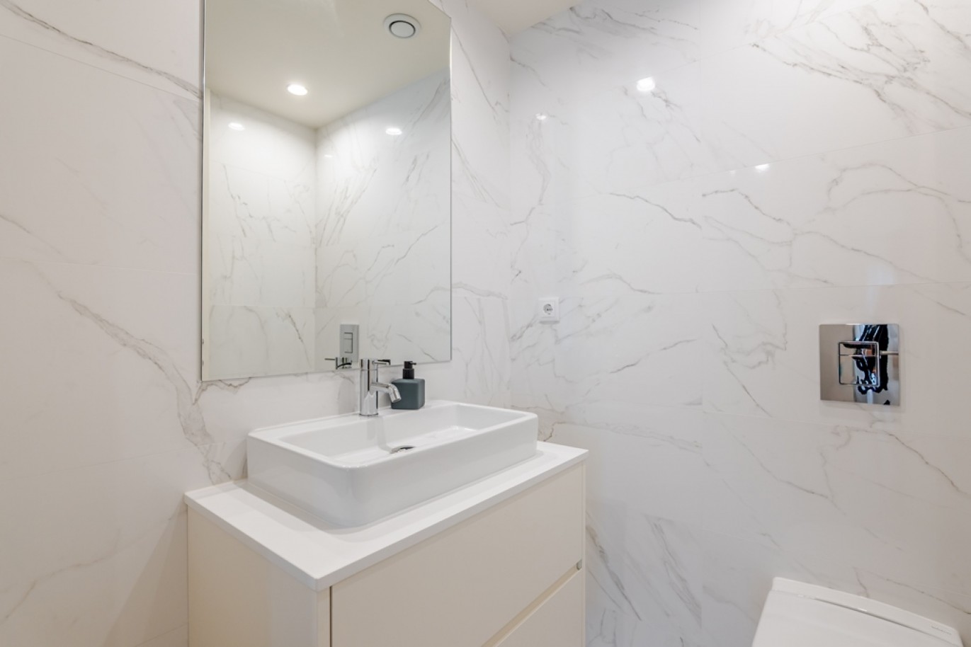 Apartamento T3 com amplo terraço à venda na Madalena em Gaia, Portugal_371392
