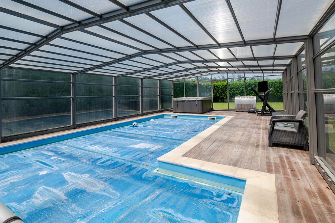 Moradia térrea V4, com piscina, jardim e garagem em Lavra, Portugal_371652