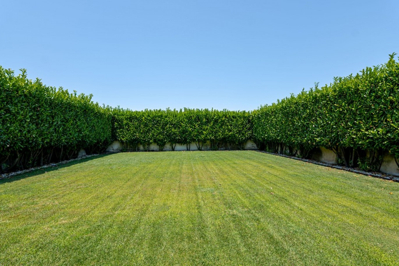 Moradia térrea V4, com piscina, jardim e garagem em Lavra, Portugal_371653