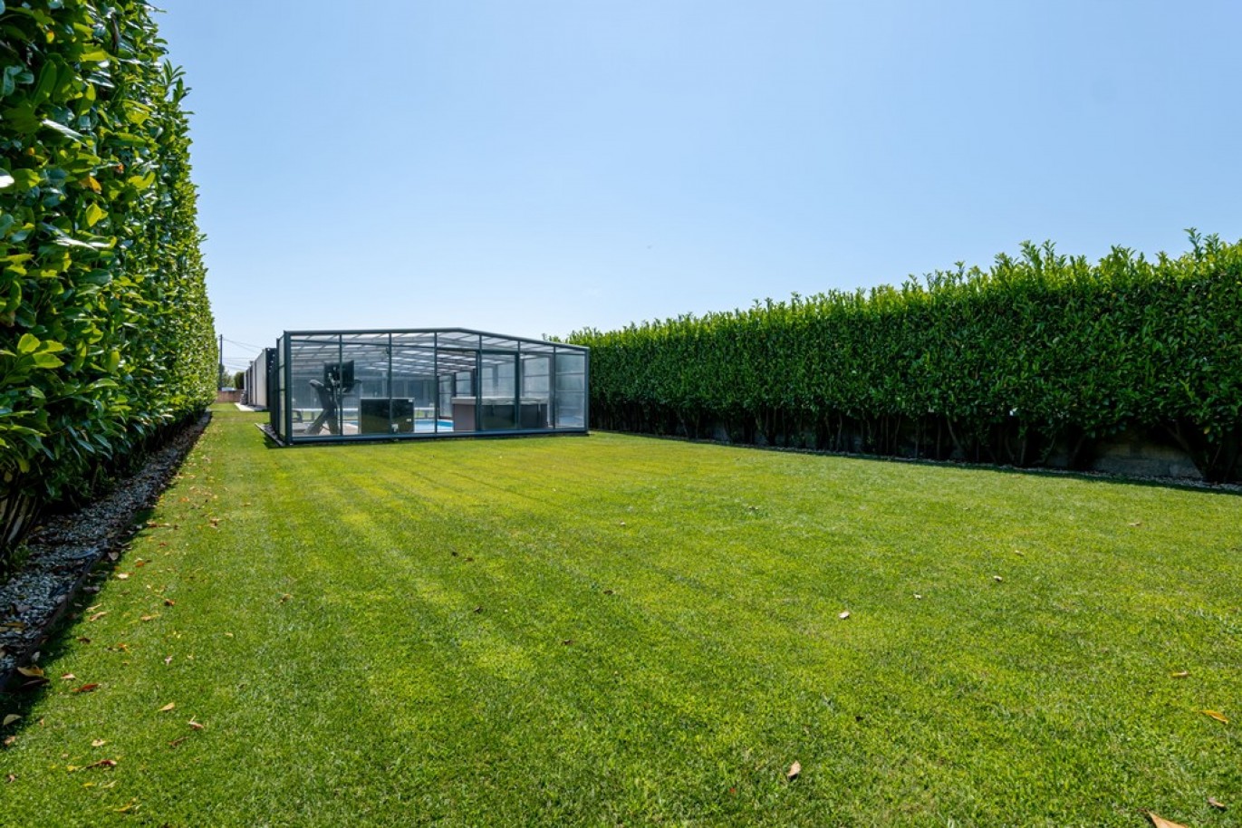 Moradia térrea V4, com piscina, jardim e garagem em Lavra, Portugal_371656