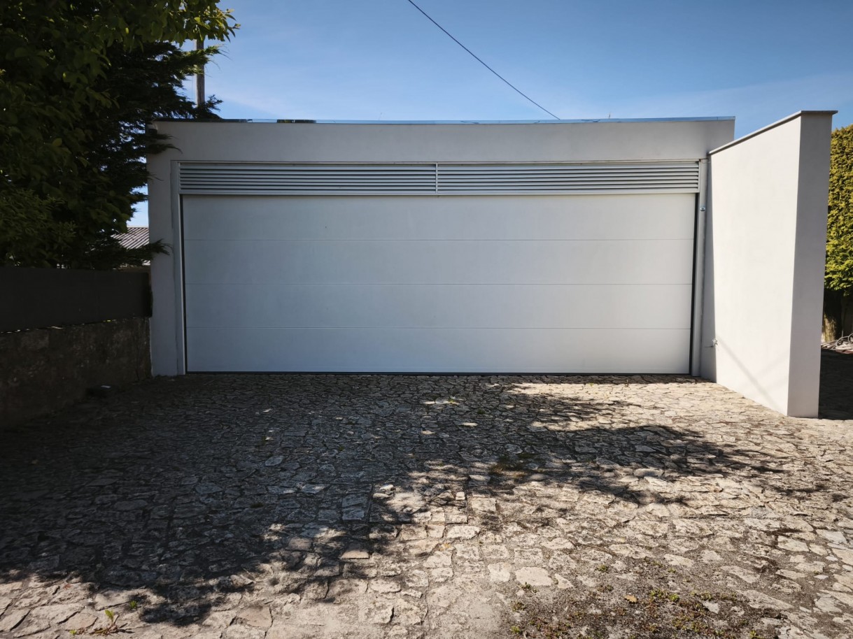 Moradia térrea V4, com piscina, jardim e garagem em Lavra, Portugal_371668