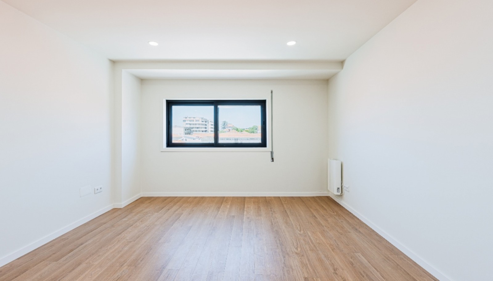 Renovated 1+1 bedroom apartment for sale in Matosinhos Sul, Portugal_380563