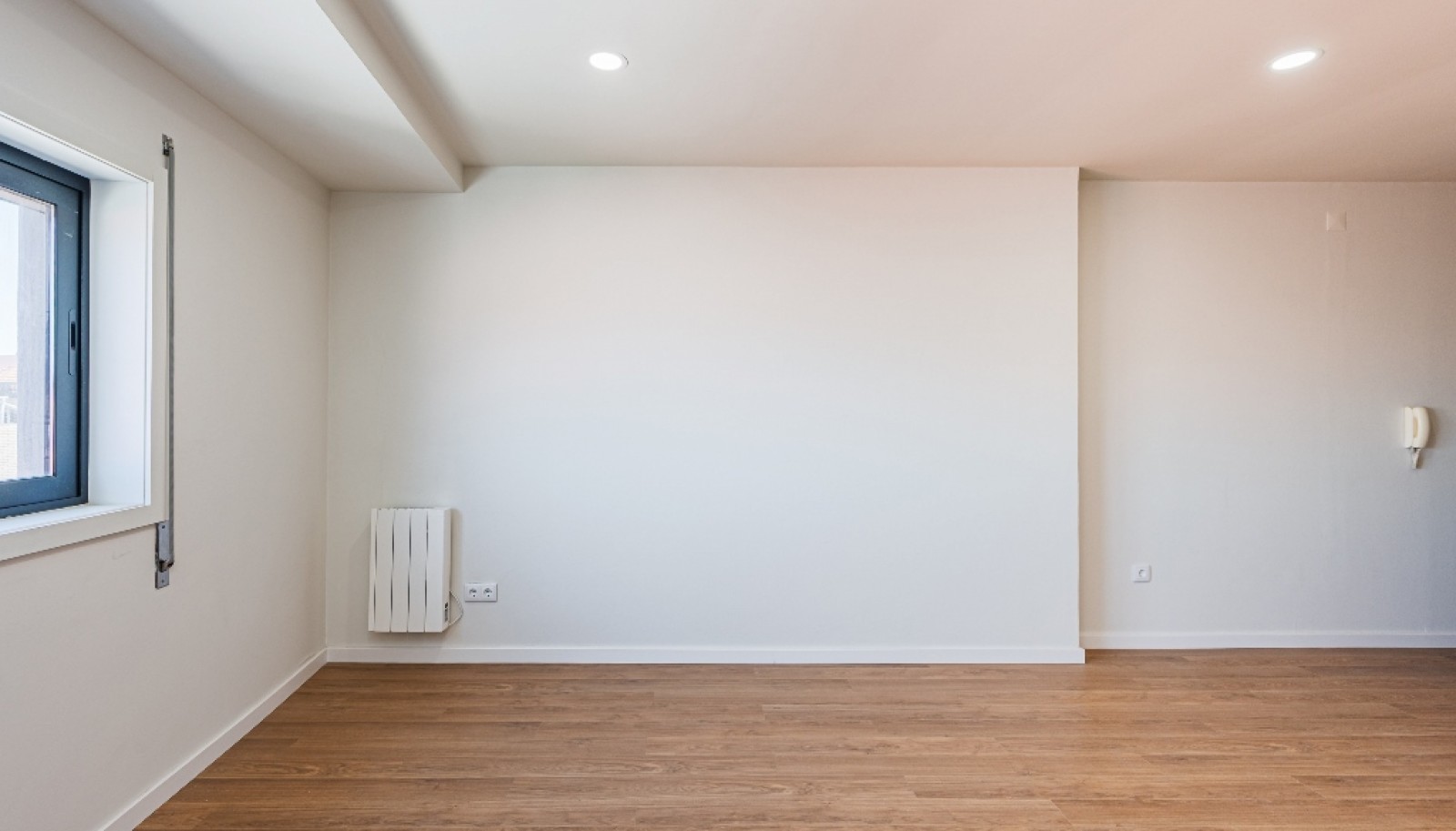 Renovated 1+1 bedroom apartment for sale in Matosinhos Sul, Portugal_380564