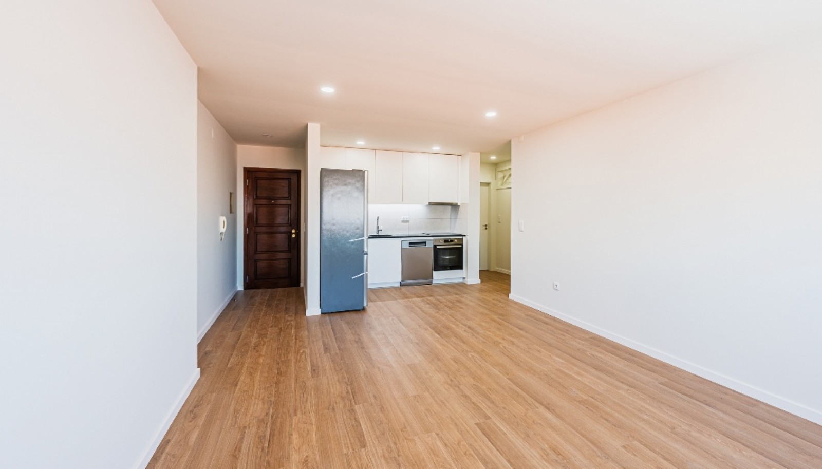 Renovated 1+1 bedroom apartment for sale in Matosinhos Sul, Portugal_380565