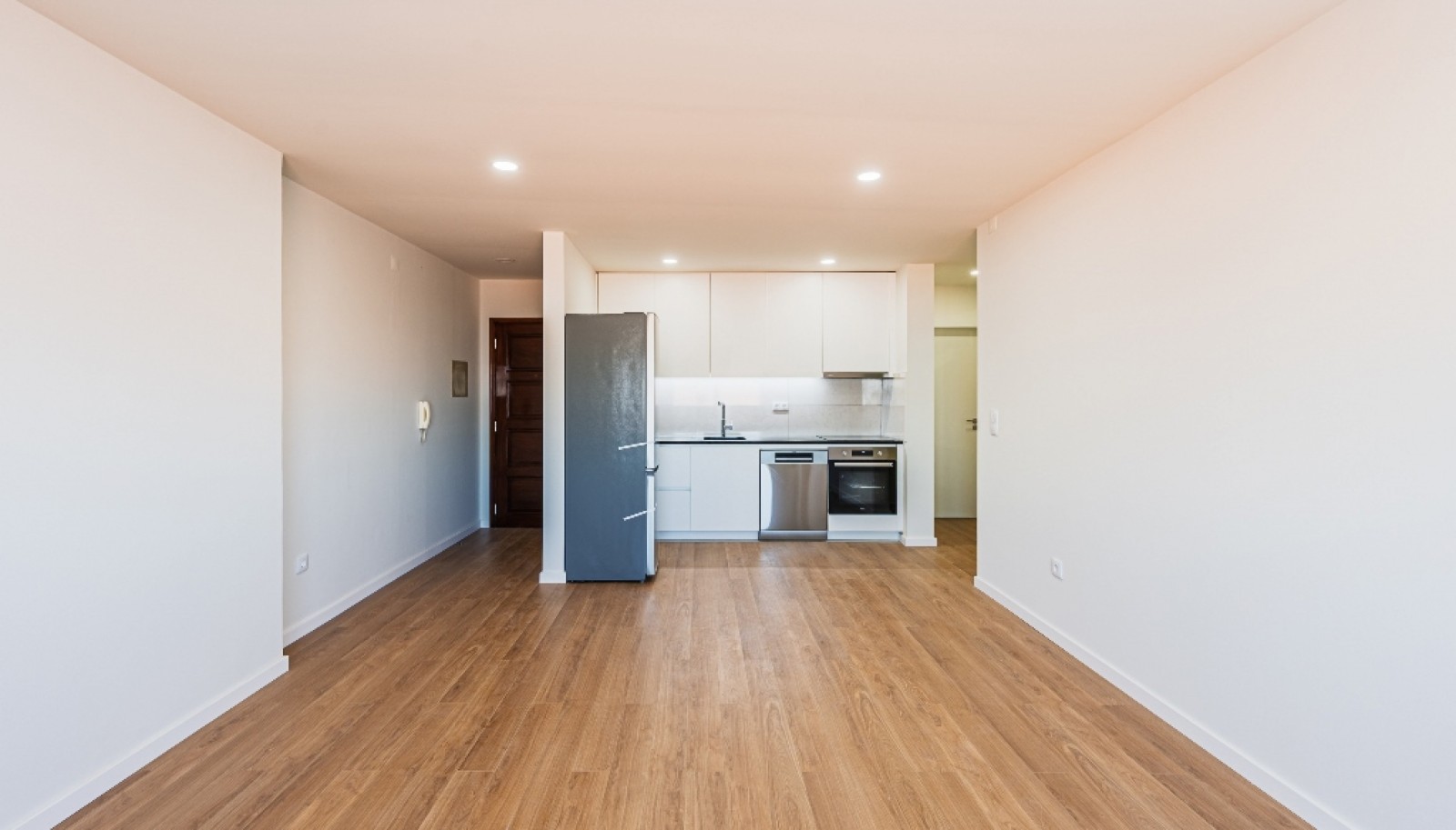 Renovated 1+1 bedroom apartment for sale in Matosinhos Sul, Portugal_380566