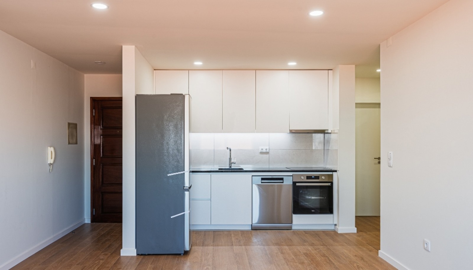 Renovated 1+1 bedroom apartment for sale in Matosinhos Sul, Portugal_380567