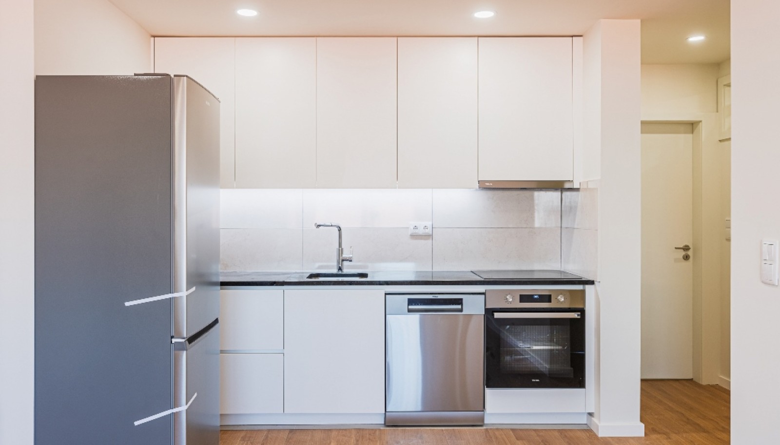 Renovated 1+1 bedroom apartment for sale in Matosinhos Sul, Portugal_380568
