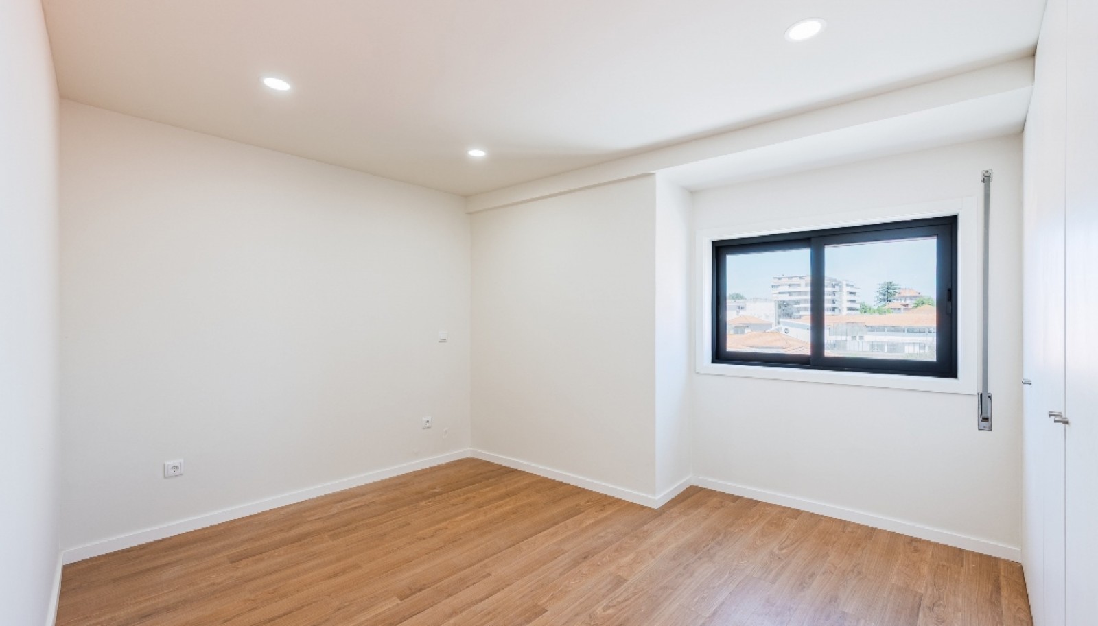 Renovated 1+1 bedroom apartment for sale in Matosinhos Sul, Portugal_380570
