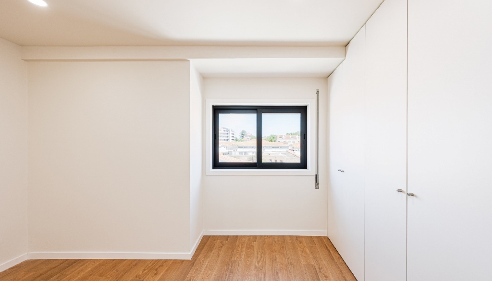 Renovated 1+1 bedroom apartment for sale in Matosinhos Sul, Portugal_380572